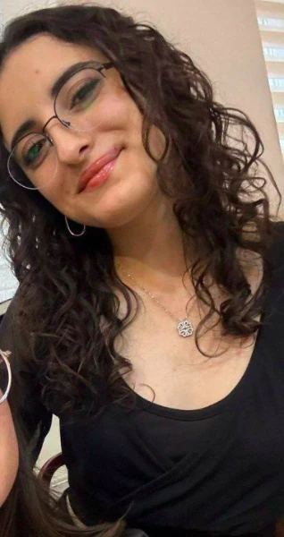 Gözlüklü Kıvırcık Saçlı Z Kuşağı Liselinin Bol Videolu Arşivi